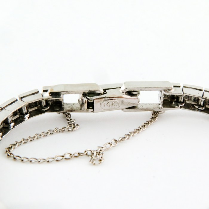 Hamilton Vintage Ladies Cocktail Watch Fully Embellished with Diamonds in 14K White Gold. Entirely Diamond Ornamented Head of Watch, 1930-1940s