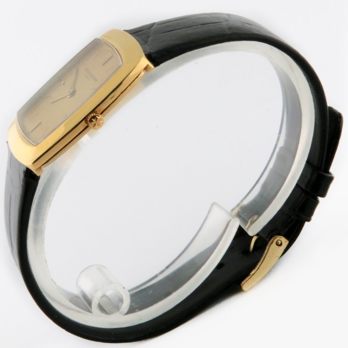 Vacheron Constantin Vintage 18K Solid Yellow Gold Rectanglar Wristwatch with Curved Sides and Linen Dial. Reference 6990, Caliber 1003 UltraThin Movt. 26x31mm
