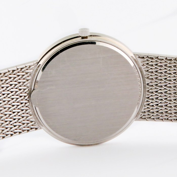 Patek Philippe Calatrava Ref. 3744/1 Navy-Blue Dial in 18K White Gold Mesh Bracelet in Excellent Condition. Mens Wristwatch Diameter 33mm, from early 1980s.