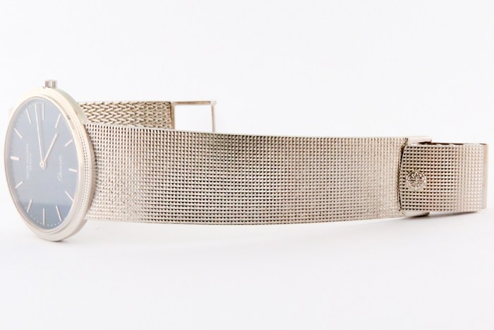 Patek Philippe Calatrava Ref. 3744/1 Navy-Blue Dial in 18K White Gold Mesh Bracelet in Excellent Condition. Mens Wristwatch Diameter 33mm, from early 1980s.