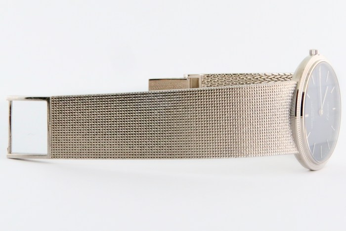 Patek Philippe Calatrava Ref. 3744/1 Navy-Blue Dial in 18K White Gold Mesh Bracelet in Excellent Condition. Mens Wristwatch Diameter 33mm, from early 1980s.