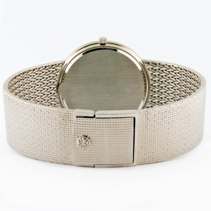 Patek Philippe Calatrava Ref. 3744/1 Navy-Blue Dial in 18K White Gold Mesh Bracelet in Excellent Condition. Mens Wristwatch Diameter 33mm, from early 1980s.