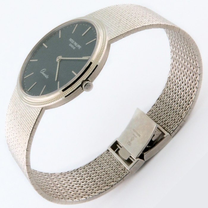 Patek Philippe Calatrava Ref. 3744/1 Navy-Blue Dial in 18K White Gold Mesh Bracelet in Excellent Condition. Mens Wristwatch Diameter 33mm, from early 1980s.