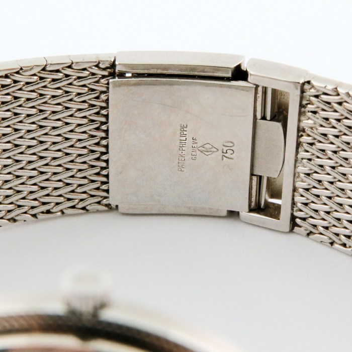 Patek Philippe Calatrava Ref. 3744/1 Navy-Blue Dial in 18K White Gold Mesh Bracelet in Excellent Condition. Mens Wristwatch Diameter 33mm, from early 1980s.