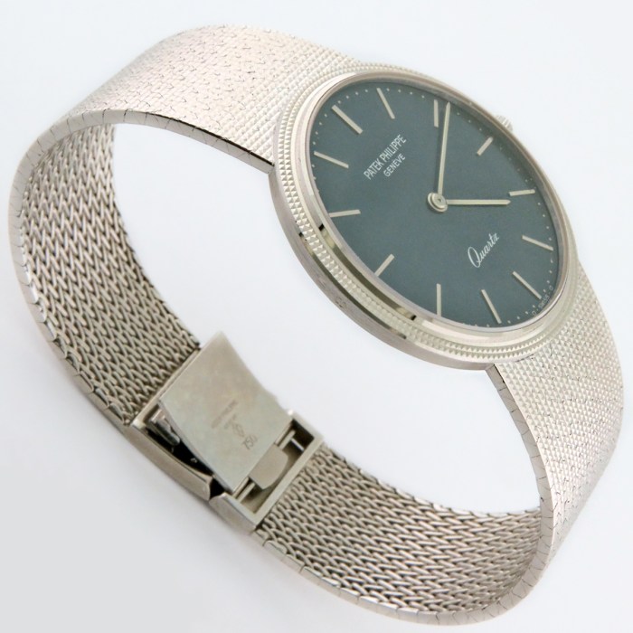 Patek Philippe Calatrava Ref. 3744/1 Navy-Blue Dial in 18K White Gold Mesh Bracelet in Excellent Condition. Mens Wristwatch Diameter 33mm, from early 1980s.